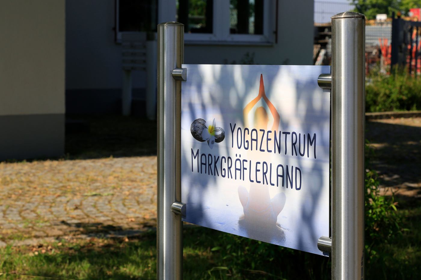 Schild des Yogazentrums Markgräflerland vor dem Gebäude