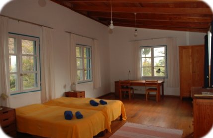 Zimmer mit Massivholzmöbeln