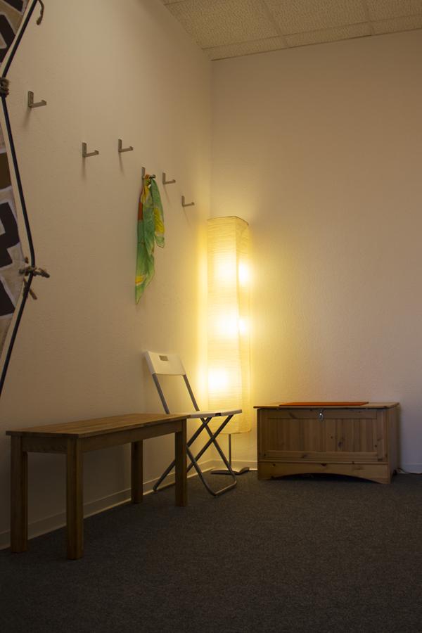 Ankommensbereich mit Garderobe und Sitzbank