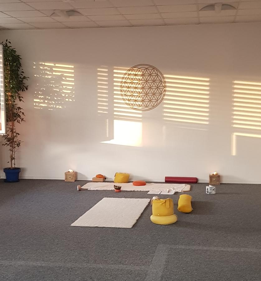 Morgensonne fällt durch die Fenster in den Übungsraum des Yogazentrums in Müllheim