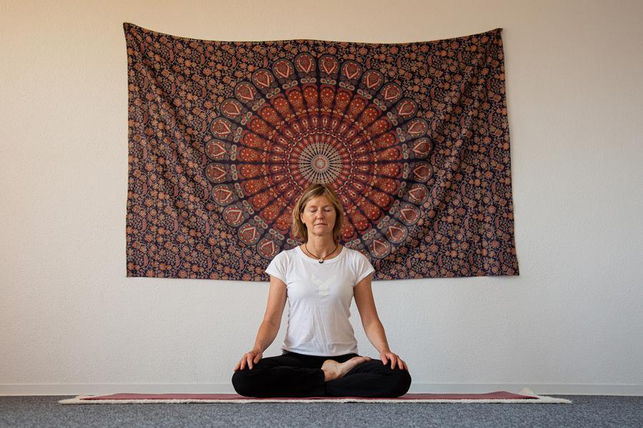 Jutta Thies in Meditation vor dem Mandala