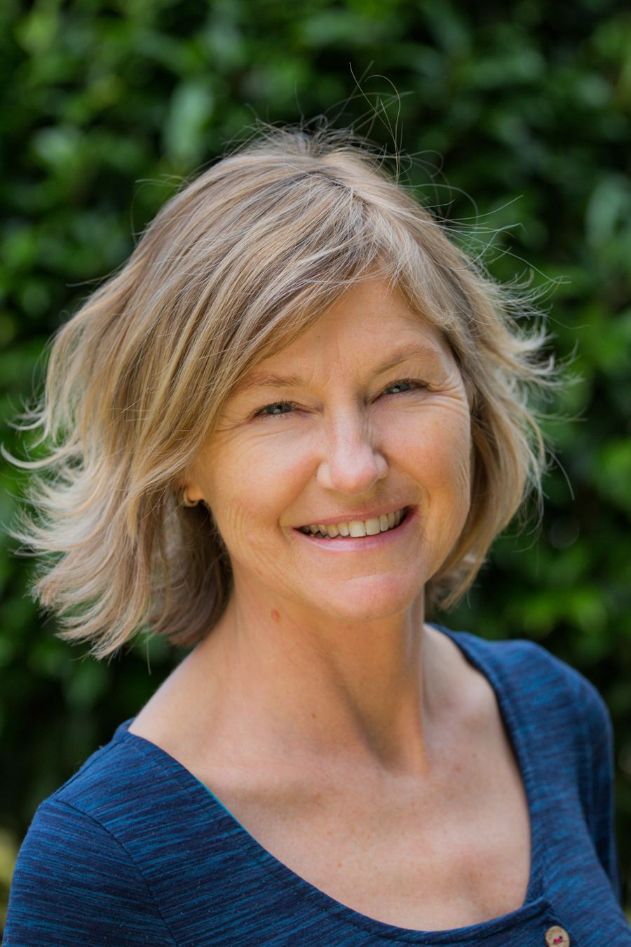 Porträt von Jutta Thies, Yogalehrerin und Leiterin des Yogazentrums